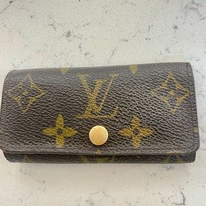 Authentic Louis Vuitton 4 key holder